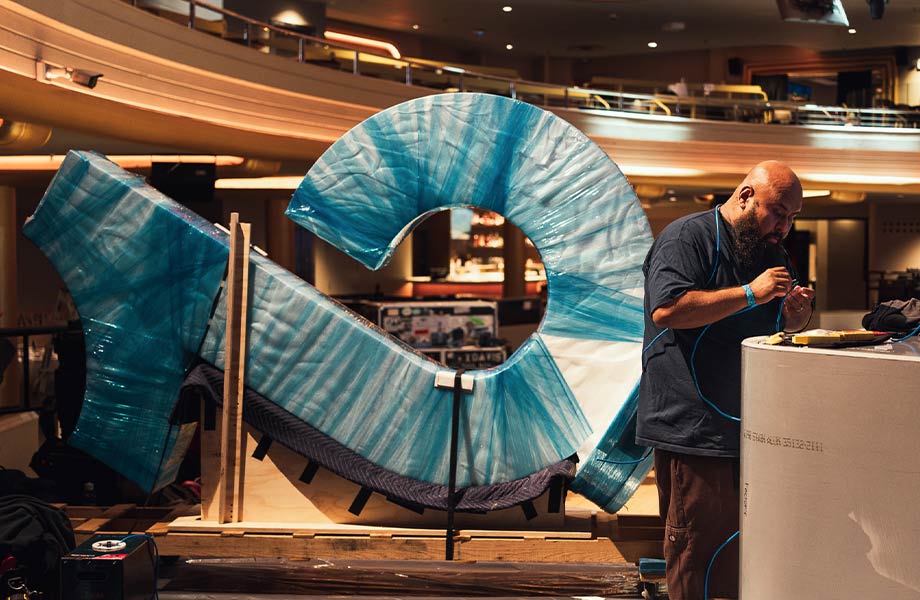 Trabajador instala Homapal cerca del logo de TikTok