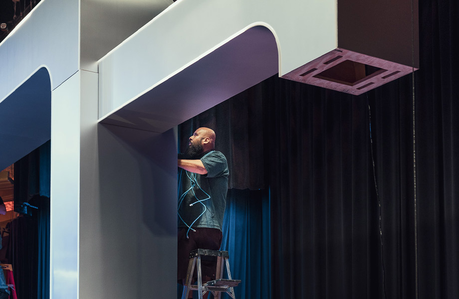 Trabajador Construye el escenario de los Premios TikTok