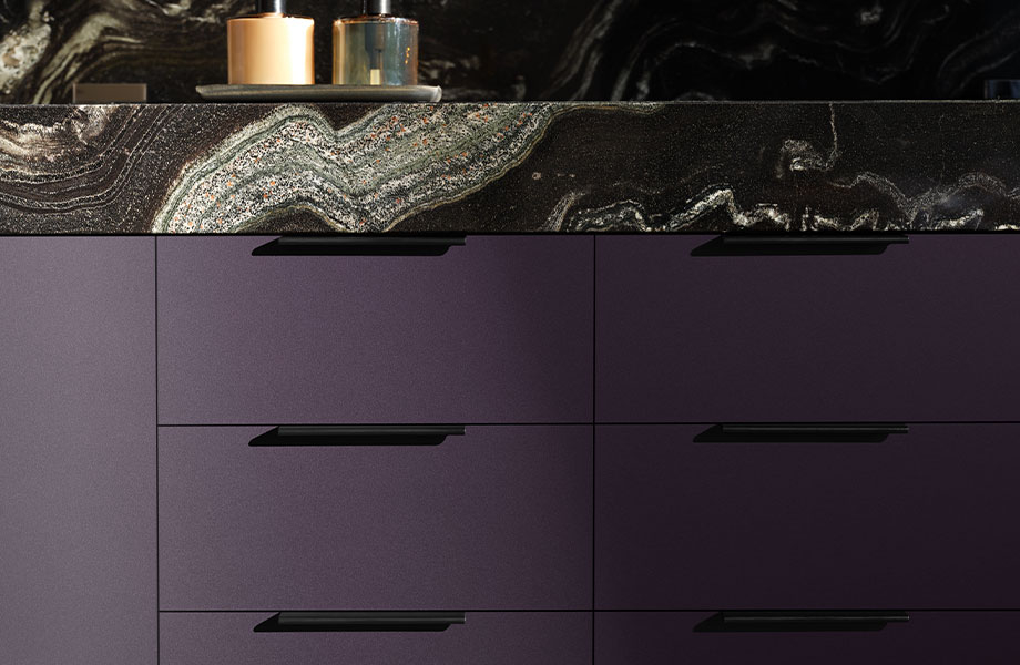 Salle de bain contemporaine équipée d’un meuble-lavabo et de bouteilles de savon, d’armoires FENIX J0790 Viola Orissa et d’un comptoir de marbre noir aux veines argentées